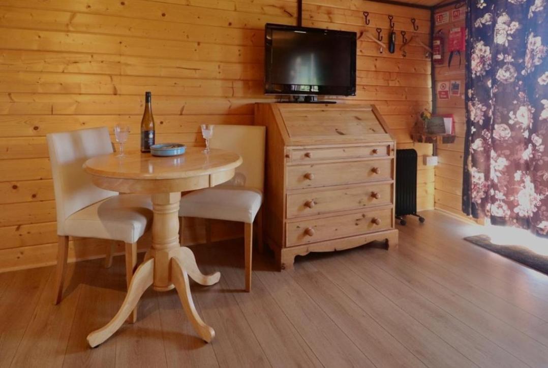 Country Bumpkin - Romantic Couples Stay In Oakhill Cabin Exterior foto
